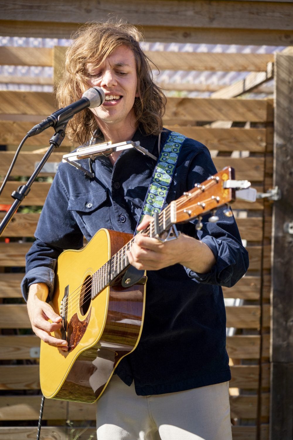 Carl Emil Pedersen spiller guitar og synger, Folkemødet, Bornholm