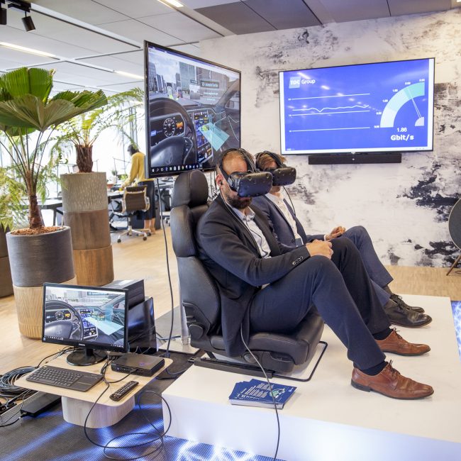 Virtual Reality briller afprøves af to mænd ved 5G Showcase, TDC Group